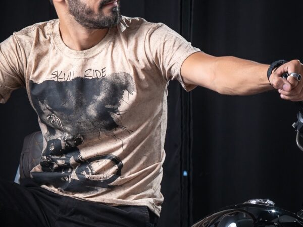 Como escolher a camiseta estonada masculina ideal para seu estilo?